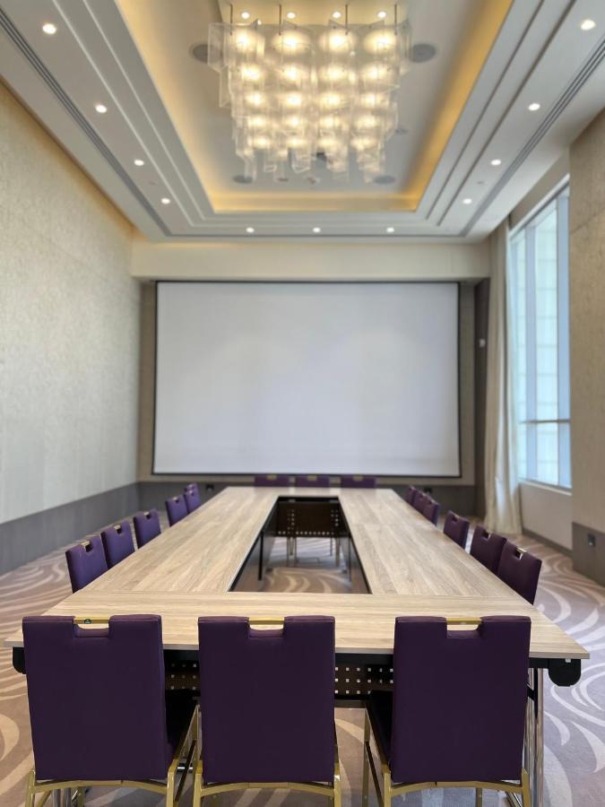Khalidia Palace Hotel Dubai By Mourouj Gloria ภายนอก รูปภาพ A projection screen in a meeting room