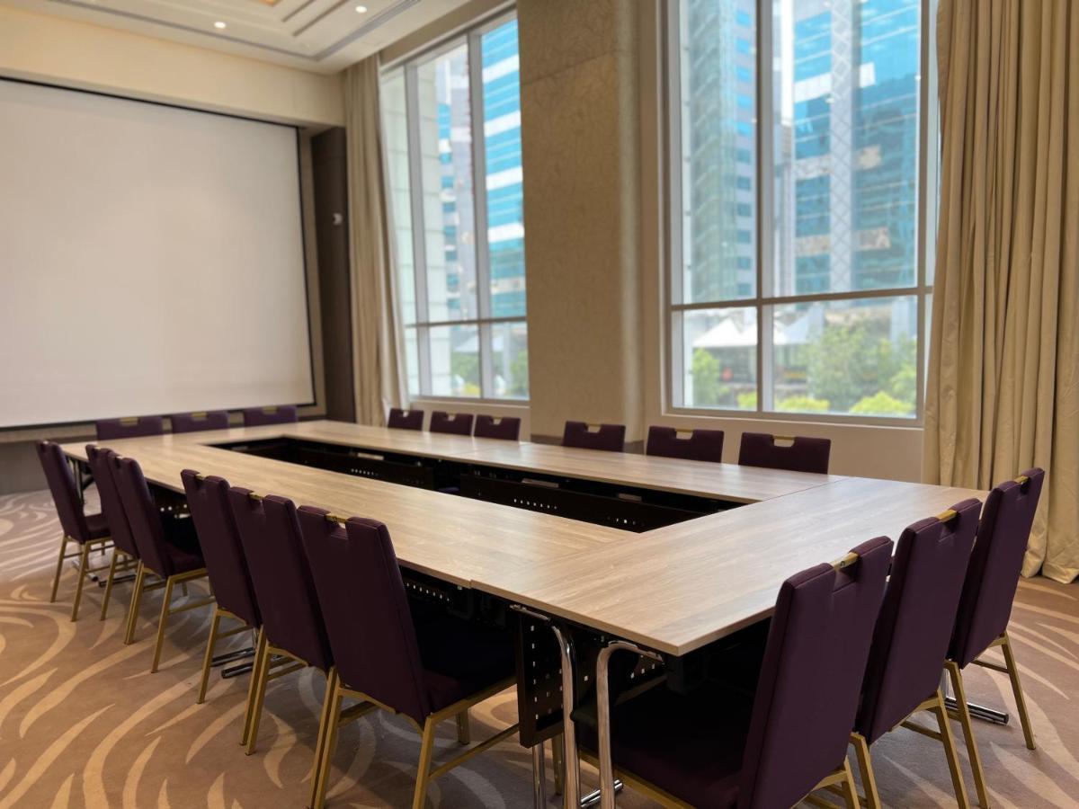 Khalidia Palace Hotel Dubai By Mourouj Gloria ภายนอก รูปภาพ A meeting room at the hotel