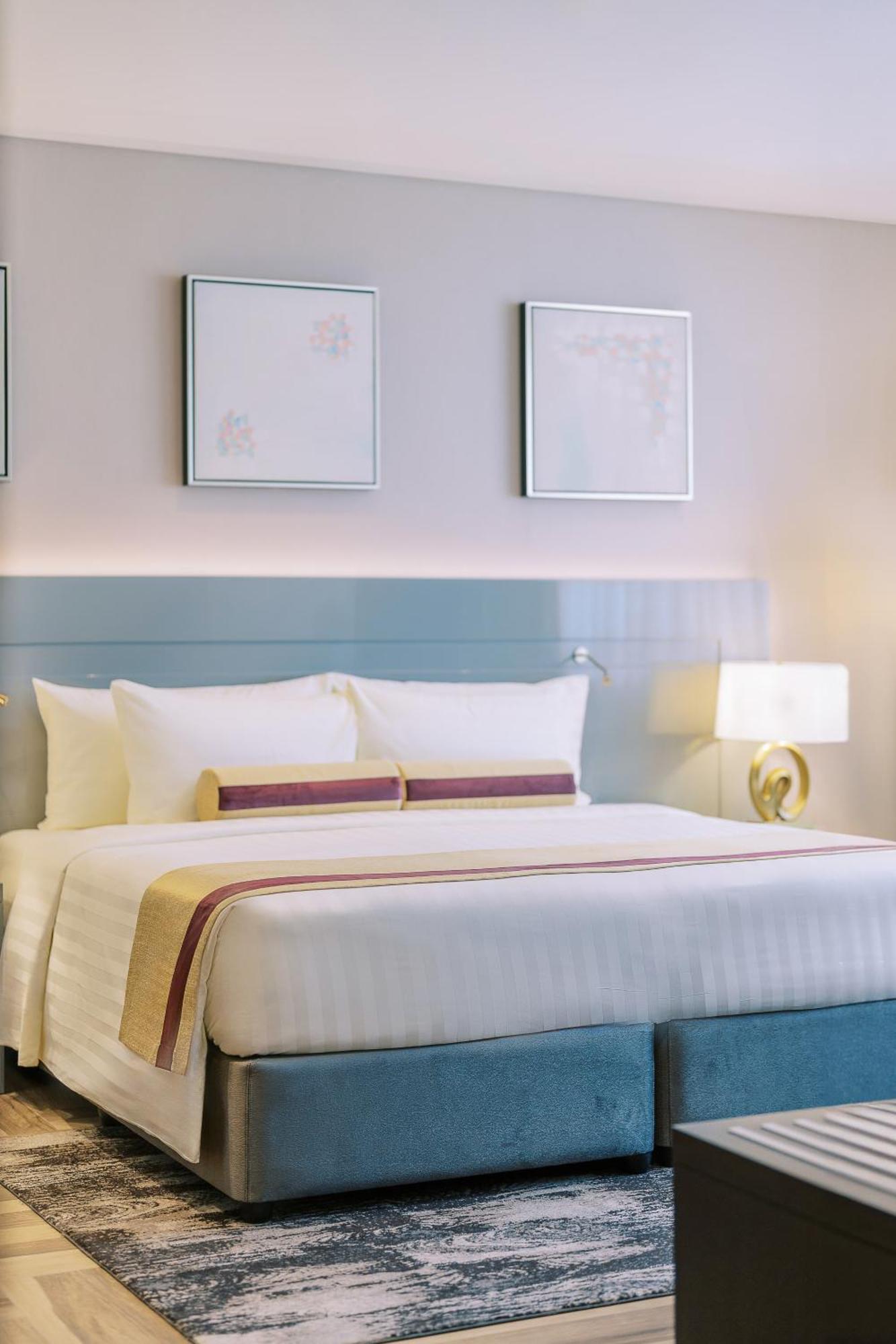 Khalidia Palace Hotel Dubai By Mourouj Gloria ภายนอก รูปภาพ A bedroom at the hotel
