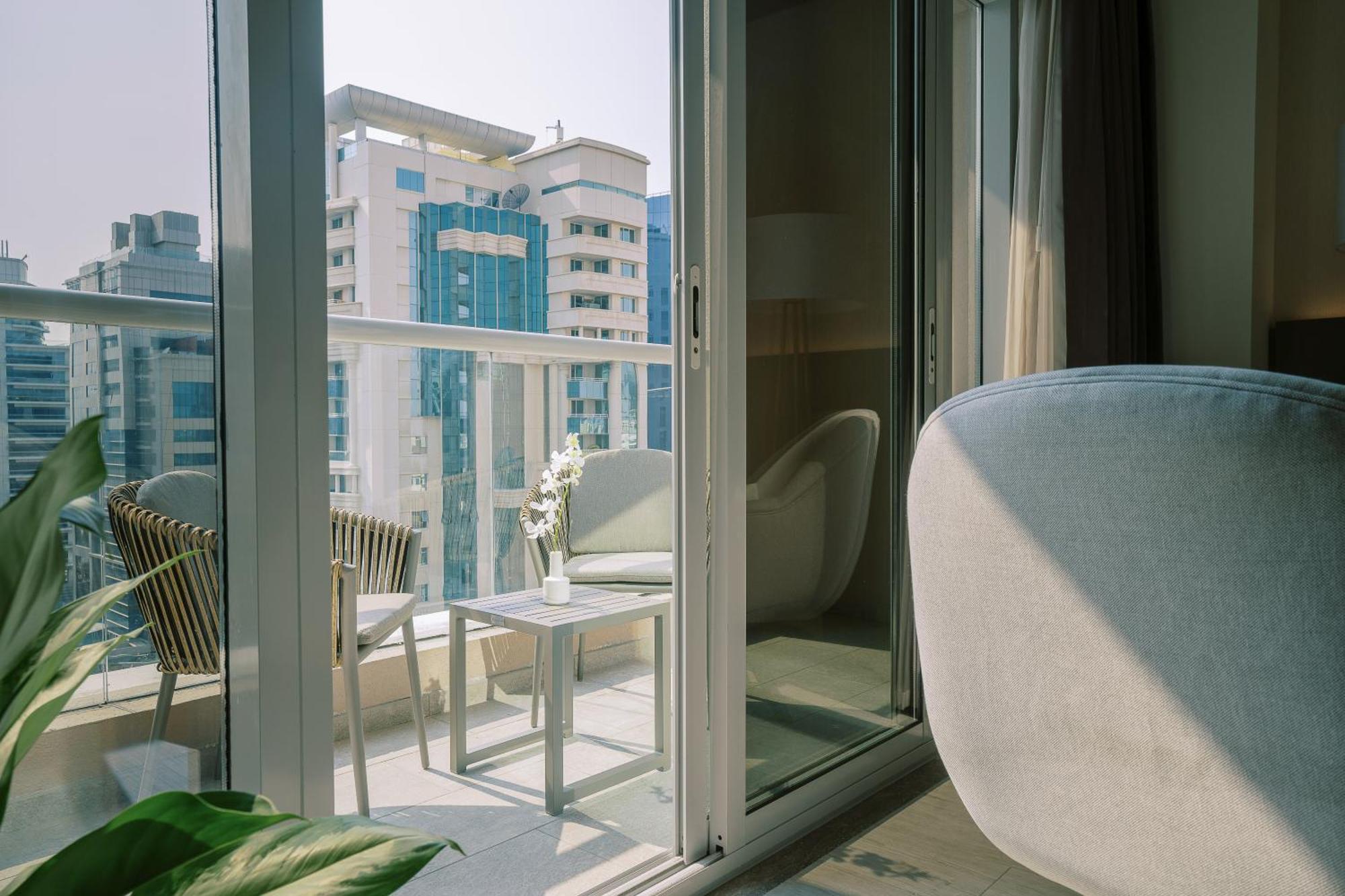 Khalidia Palace Hotel Dubai By Mourouj Gloria ภายนอก รูปภาพ A balcony in a residential apartment