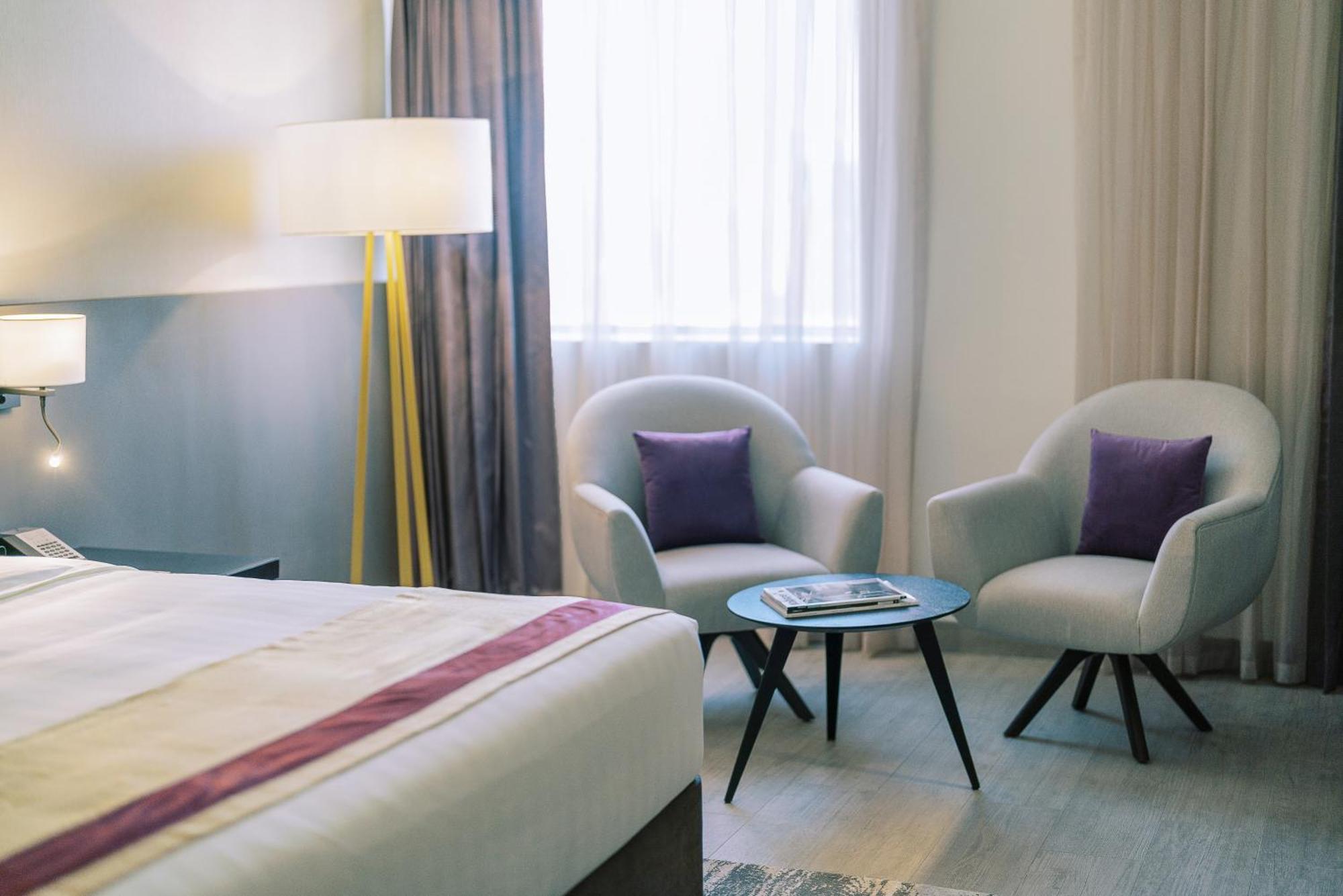 Khalidia Palace Hotel Dubai By Mourouj Gloria ภายนอก รูปภาพ A room at the hotel