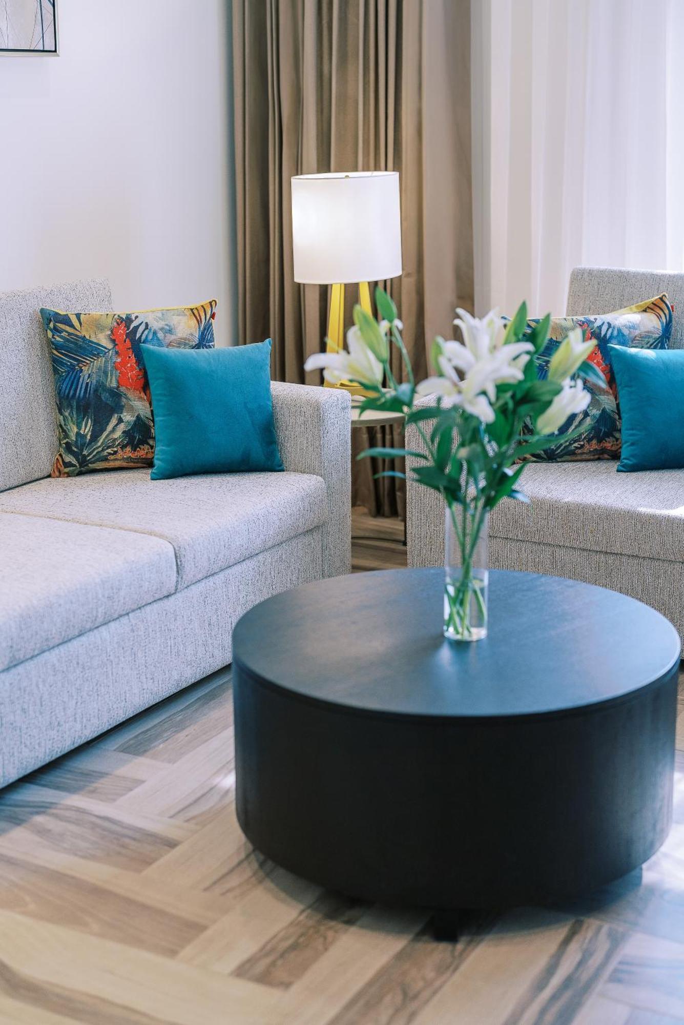 Khalidia Palace Hotel Dubai By Mourouj Gloria ภายนอก รูปภาพ A coffee table