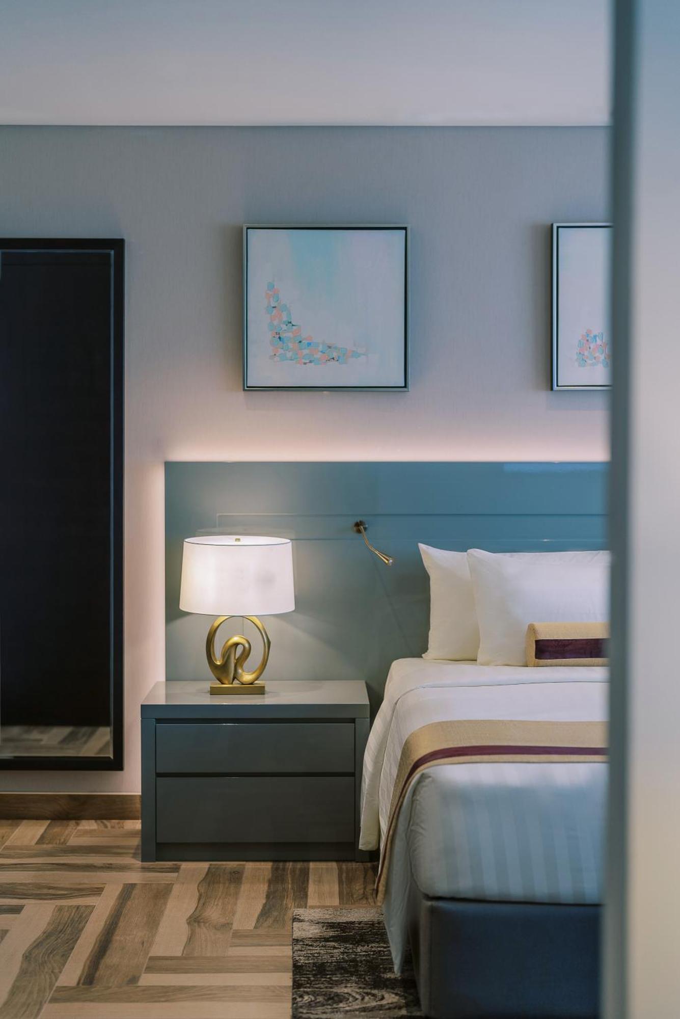 Khalidia Palace Hotel Dubai By Mourouj Gloria ภายนอก รูปภาพ A bedroom at the hotel