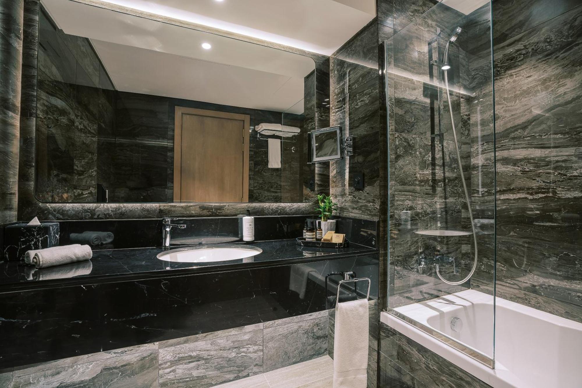 Khalidia Palace Hotel Dubai By Mourouj Gloria ภายนอก รูปภาพ Bathroom