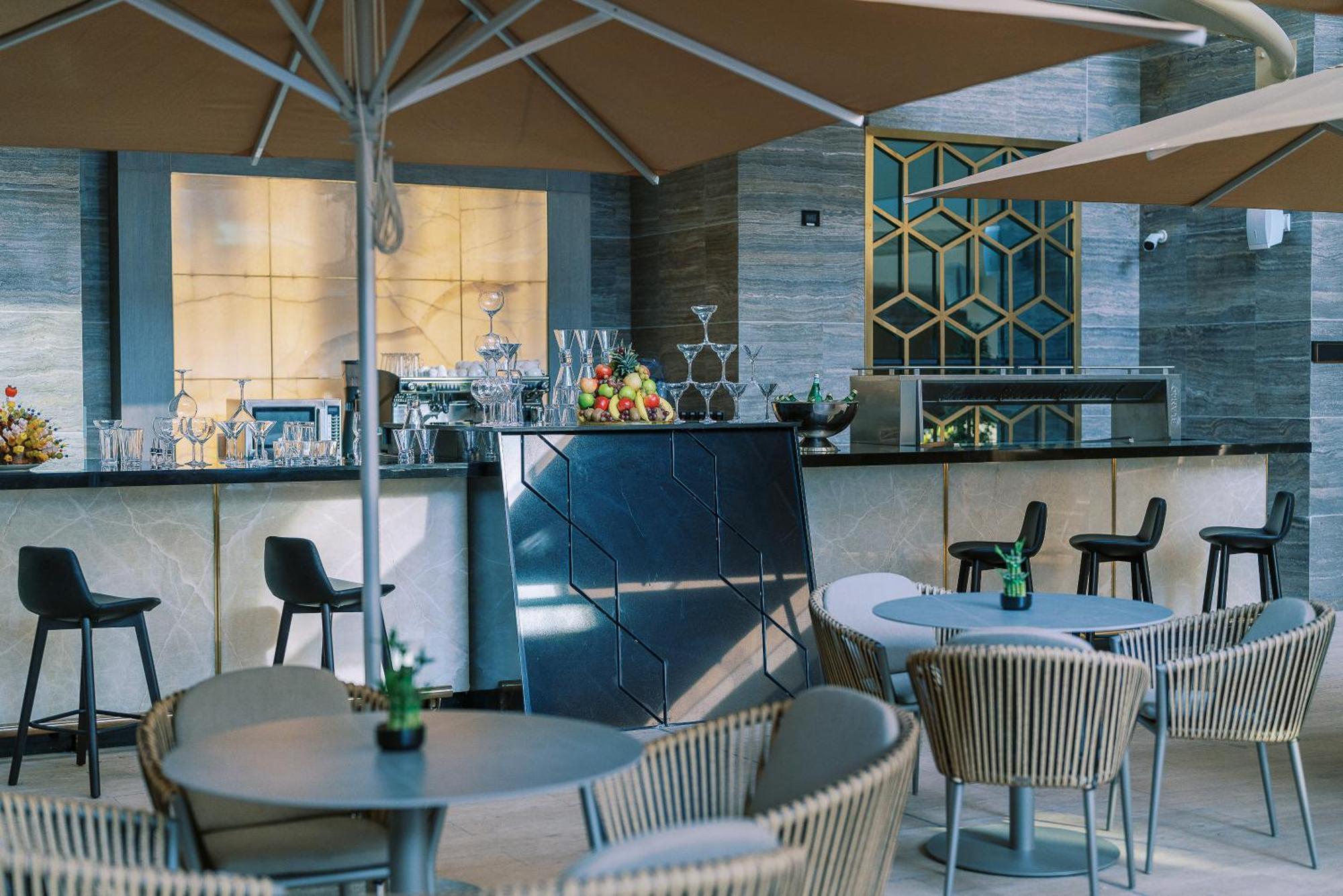 Khalidia Palace Hotel Dubai By Mourouj Gloria ภายนอก รูปภาพ The bar at the 101 lounge