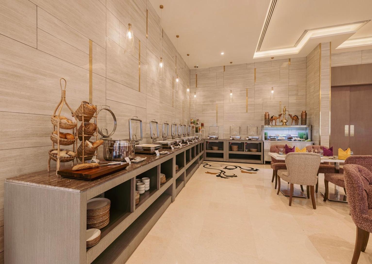 Khalidia Palace Hotel Dubai By Mourouj Gloria ภายนอก รูปภาพ The Club Lounge at the hotel