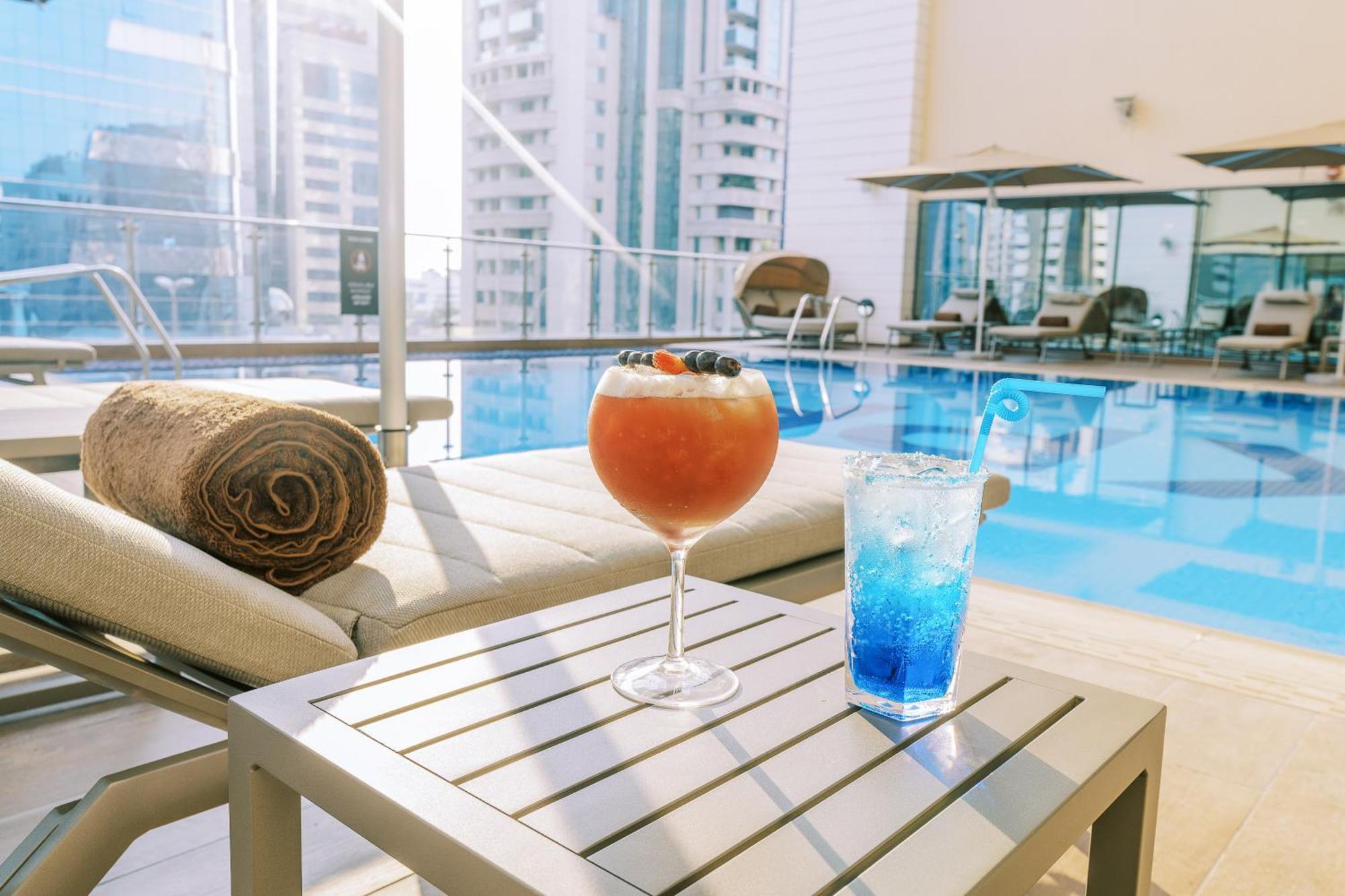 Khalidia Palace Hotel Dubai By Mourouj Gloria ภายนอก รูปภาพ The pool at the hotel