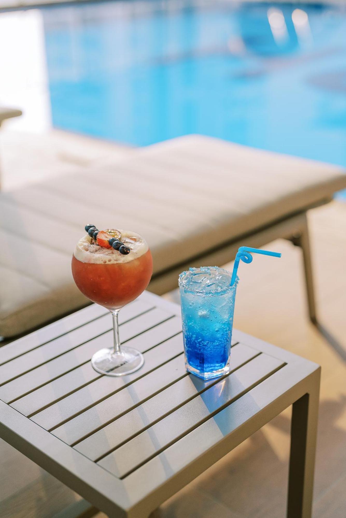 Khalidia Palace Hotel Dubai By Mourouj Gloria ภายนอก รูปภาพ A Blue Hawaii (right)